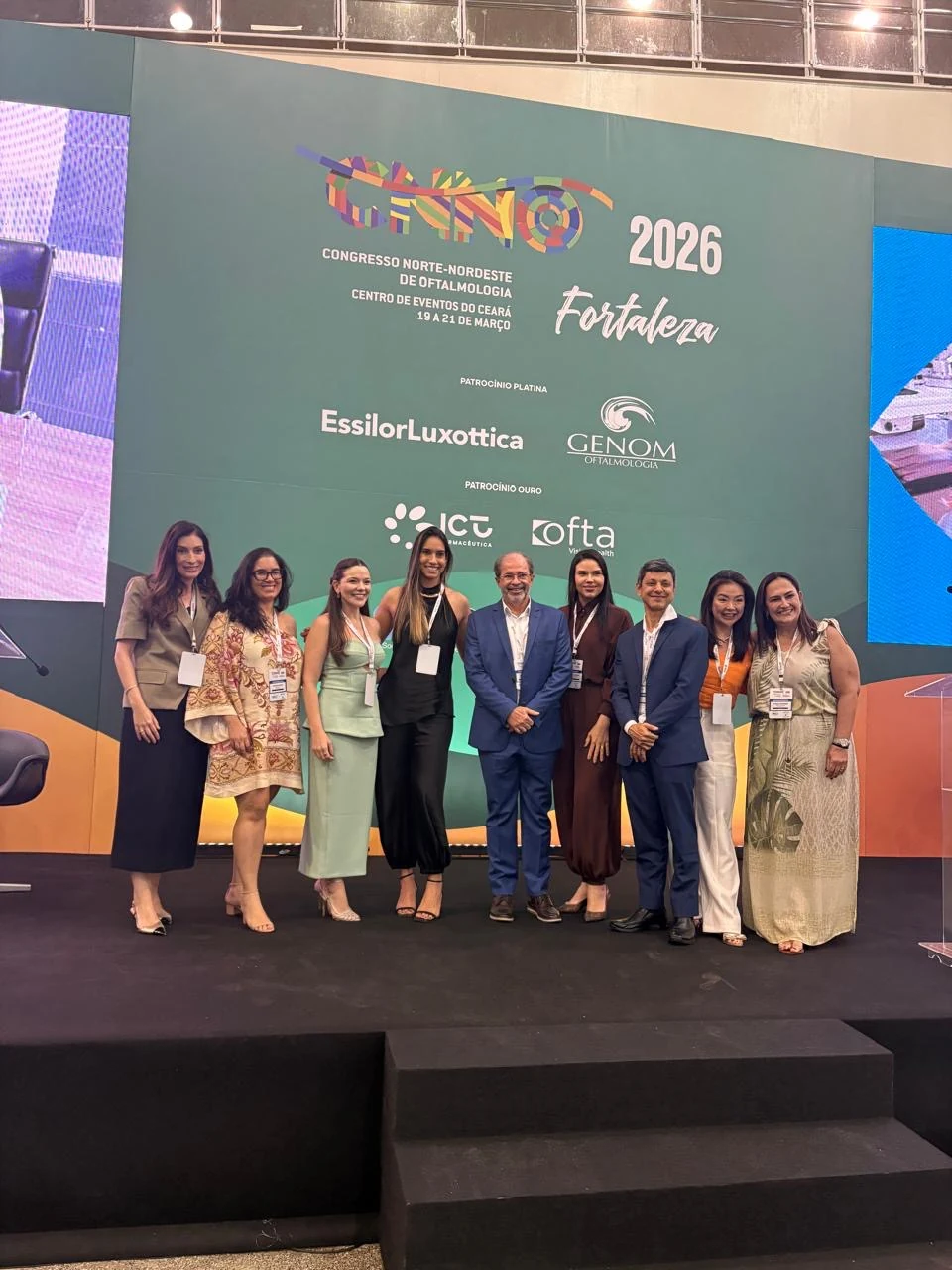 Dra. Michelle Dias com outros participantes em congresso de oftalmologia