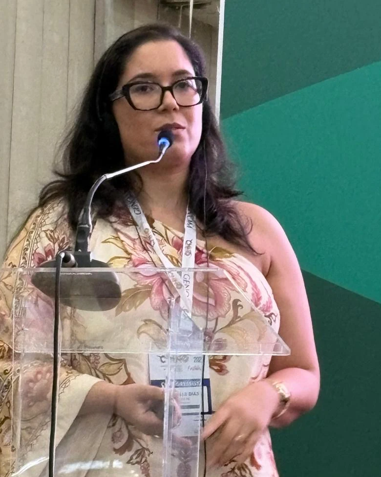 Dra. Michelle Dias ao púlpito durante palestra em congresso