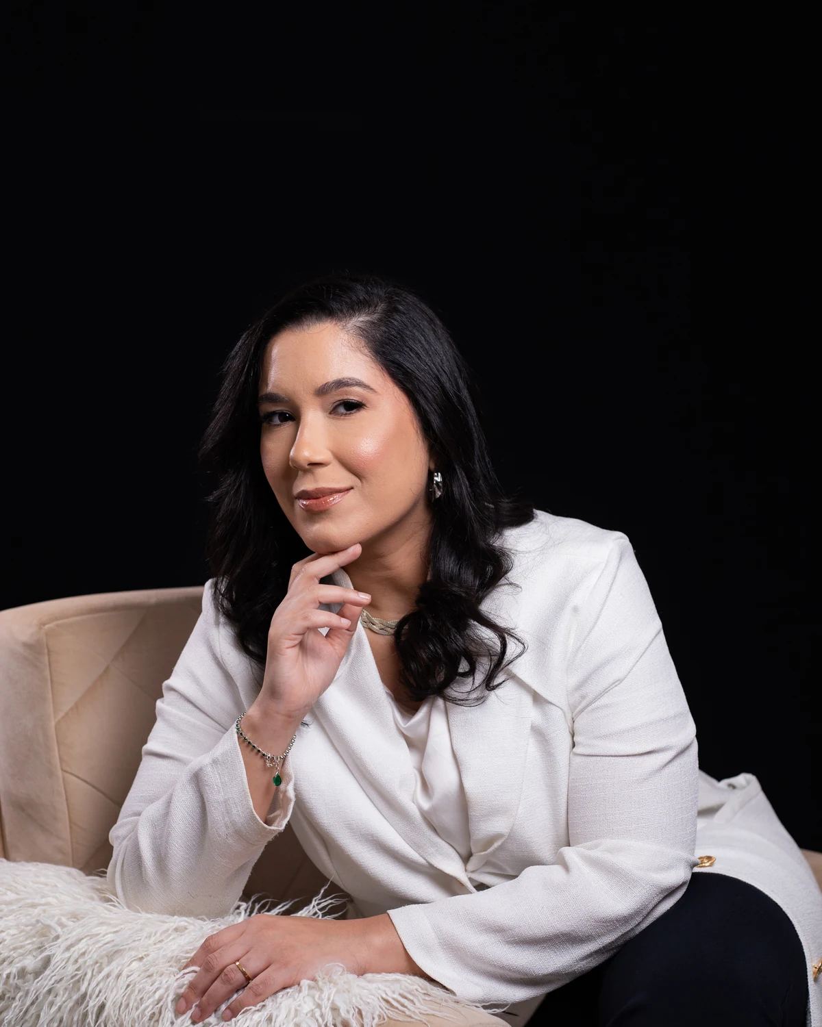 Dra. Michelle Dias sentada em poltrona